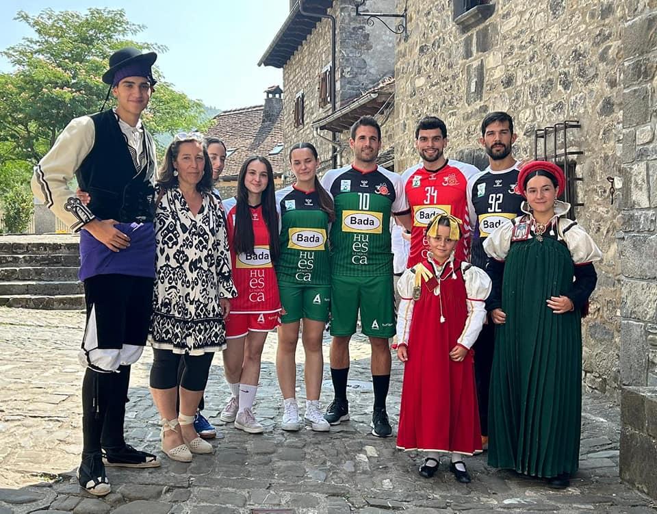 Imagen La versión deportiva del Traje Ansotano viajará por toda España de la mano del Balonmano Huesca