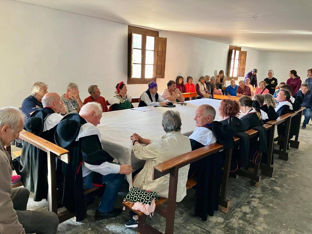Imagen Ansó celebró la junta de San Miguel en la ermita de Puyeta en una jornada de trabajo y convivencia entre valles