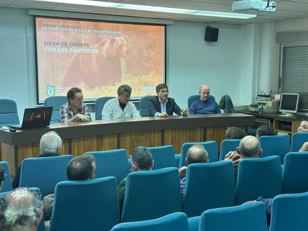 Imagen Ayuntamiento y vecinos de Ansó asisten a una jornada informativa sobre la viabilidad de la caza en zonas oseras