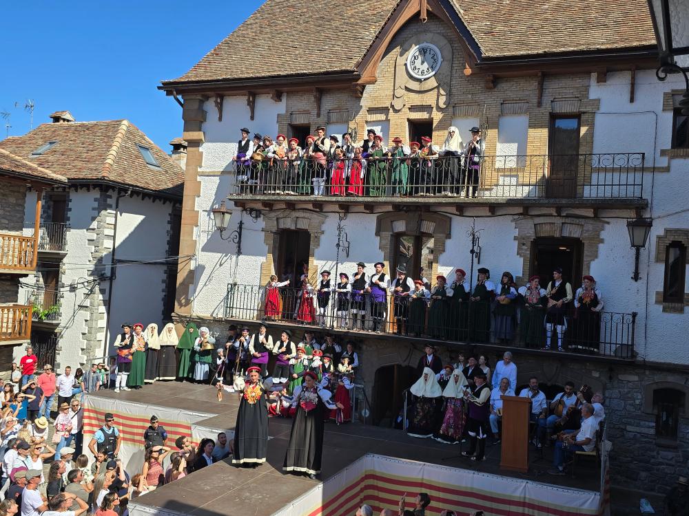 Imagen Ansó recupera los balcones municipales en la 55ª edición del Día del Traje Tradicinal Ansotano